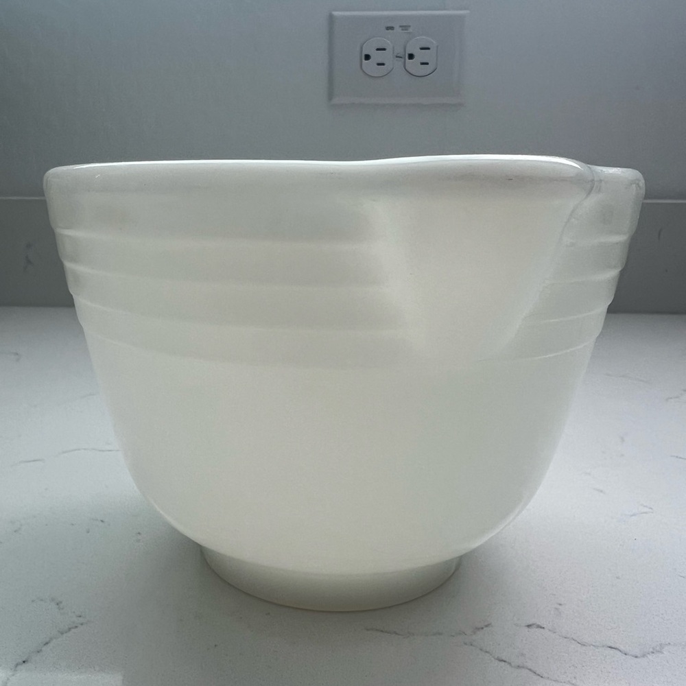 VINTAGE PYREX HAMILTON BEACH 6" MIXING BOWL WITH SPOUT #27